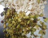 तरबूज छिलके की गुड़ वाली बर्फी (tarbuj chilke ki gur wali barfi recipe in Hindi) रेसिपी चरण 10 फोटो