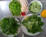 減脂便當(青椒菇菇、小黃瓜玉米、雞肉、燙炒青菜)的食譜步驟2照片