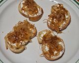Foto del paso 2 de la receta: Pan con queso de cabra, cebolla caramelizada e higo fresco
