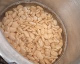 A picture of step 1 of Broad beans seeds curry (vaal nu shaak).