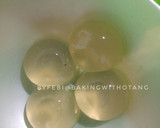 Foto langkah ke 4 dari resep Bola Air Kelapa.