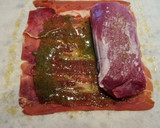 Foto del paso 3 de la receta: Solomillo al horno envuelto en jamón y pesto