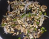 Foto del paso 3 de la receta: Rollitos de berenjena con pollo, espinaca y hongos