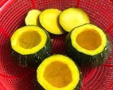 Hình bước làm 2 của món Bí Đỏ Nhồi Thịt Nướng Phomai