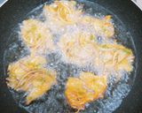 A picture of step 4 of Crispy onion pakodas.