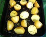 Foto del paso 1 de la receta: Papitas horneadas con romero y salvia