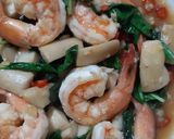 รูปขั้นตอนการทำที่ 2 ของ กุ้ง&เห็ดผัดกะเพรา 🦐🍄🌶🌿Stir Fried Shrimp&Mushroom with Basil