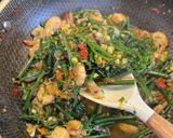 Foto langkah ke 2 dari resep Tumis pakis udang komplit.