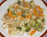 Foto del paso 11 de la receta: Pechuga de pollo, brócoli y fideos multicolor al wok