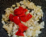 Foto del paso 1 de la receta: Filetes de merluza en salsa de pimientos de piquillo con huevo