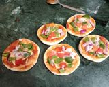 A picture of step 3 of Veg Mini Pizza.
