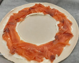 Foto del paso 4 de la receta: Corona de hojaldre con salmón ahumado, surimi y queso crema. Sin gluten