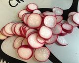 Une image de l'étape 2 de Salade de jeunes pousses d épinards aux radis cerises et tomates margold.