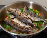 Foto langkah ke 6 dari resep Ikan Goreng Tumis Cabe Hijau.