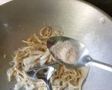 Foto langkah ke 3 dari resep Tumis jamur tiram kulit ayam.