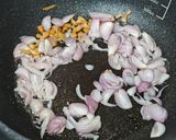 รูปขั้นตอนการทำที่ 3 ของ หมูผัดกะปิ