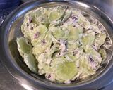 Une image de l'étape 9 de Salade de concombres marinés au chèvre frais, citron, oignon rouge et persil.