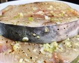 Hình bước làm 1 của món Cá Thu Chiên Mặn