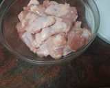 Foto del paso 2 de la receta: Jamoncitos de pollo embarrados en mojo y asados en freidora de aire con papas fritas