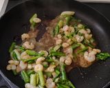 Foto del paso 3 de la receta: Receta exprés de arroz integral con verduras y gambas