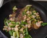 Foto del paso 3 de la receta: Receta exprés de arroz integral con verduras y gambas