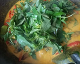 Foto langkah ke 5 dari resep Gulai ikan pindang daun kemangi.