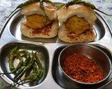 A picture of step 7 of Mumbai famous street side vada pav.