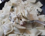Foto del paso 2 de la receta: Ravioles con salsa exprés