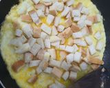 Foto langkah ke 2 dari resep Telur Lipat Korea (Pakai Pinggiran Roti).