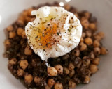 Foto del paso 6 de la receta: Garbanzos salteados con morcilla y huevo poché