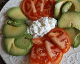 Foto del paso 1 de la receta Ensalada de aguacate y tomate con anchoas y queso granulado
