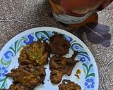 A picture of step 4 of Gobhi piyaz ke pakoray.