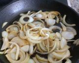 Foto del paso 3 de la receta: Filetes de entrecot con patatas al vino encebolladas