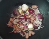 Foto del paso 3 de la receta: Papas salteadas en gajos con habas