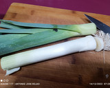 Foto del paso 1 de la receta: Canelón de puerro, con su emulsión y picada de almendras