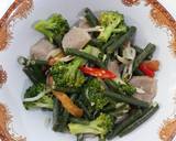 Foto langkah ke 4 dari resep Tumis brokoli kacang panjang.