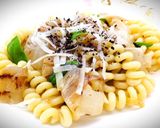 Foto del passaggio 4 della ricetta Fusilli bucati con belga ai ferri, pepe tostato e ricotta salata