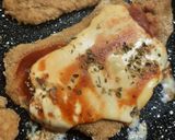 Foto del paso 7 de la receta: Milanesas a la pizza con papas saborizadas