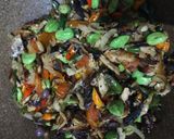Foto langkah ke 4 dari resep Tumis pedas ikan salem asap pete.