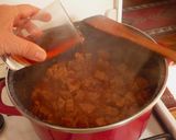 Sertéspörkölt vörösborral recept fázis 6 fotója
