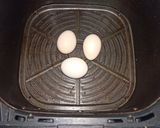صورة لخطوة 1 من وصفة 🥚سلق البيض في القلاية الهوائية (Air Fryer) !