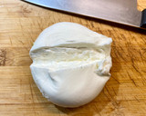 Foto del paso 4 de la receta: Ensalada de burrata y rúcula, tartar de tomate y crujiente de jamón