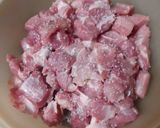 Foto del paso 1 de la receta: Carne de cochino en adobo con papas arrugas