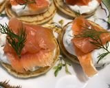 Foto del passaggio 6 della ricetta Blinis al salmone