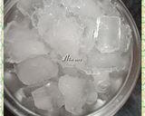 A picture of step 2 of Mango shake.