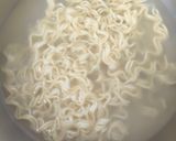 Foto langkah ke 2 dari resep Omelette mie.