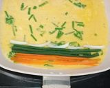 Foto langkah ke 3 dari resep Telur Gulung Sayur.