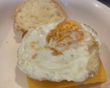 Hình bước làm 4 của món Hamburger Xúc Xích Phô Mai
