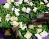 Foto langkah ke 5 dari resep Tumis Tahu Kacang Panjang.