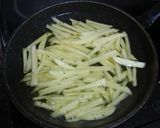 Foto del paso 8 de la receta: Rollitos de pechuga rellenos de jamón serrano, queso y espinacas con papas fritas